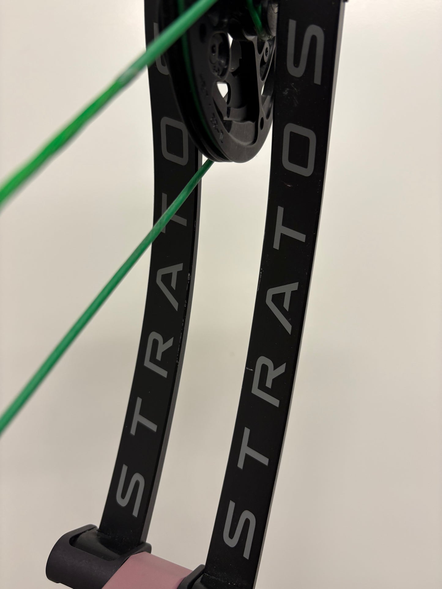 Hoyt Stratos 40 Compound Bow RH Champagne Pink HBT #1 50-60 lbs - Used