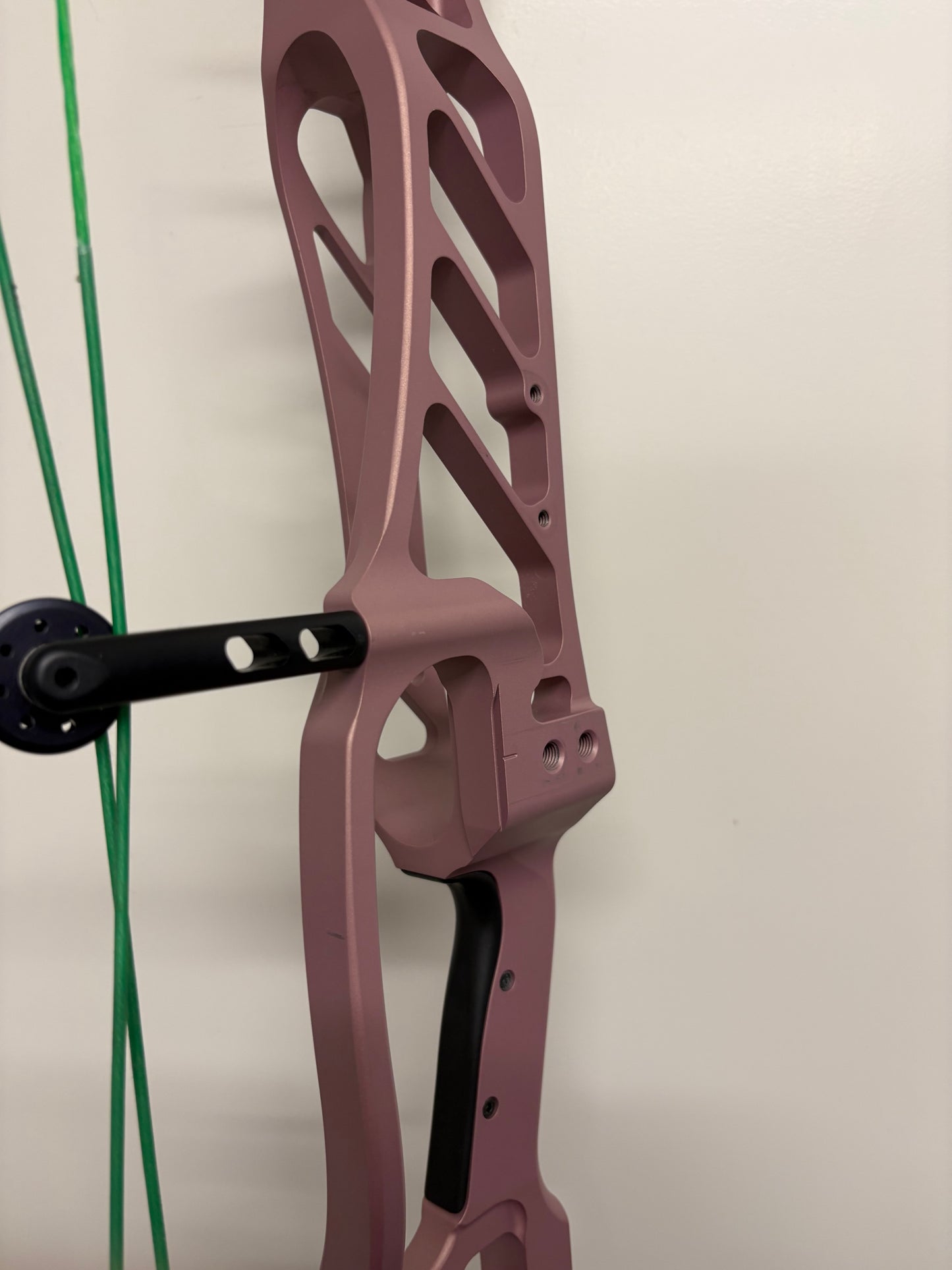 Hoyt Stratos 40 Compound Bow RH Champagne Pink HBT #1 50-60 lbs - Used