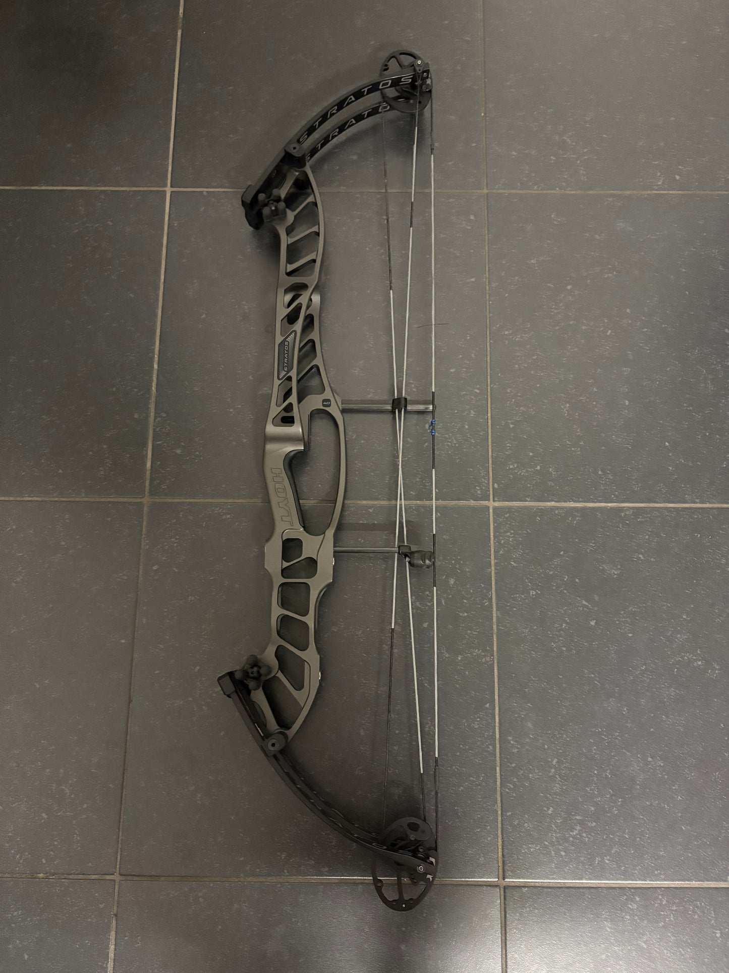 Hoyt Stratos 40 Compound Bow RH Slate SVX #3 50-60 lbs - Used