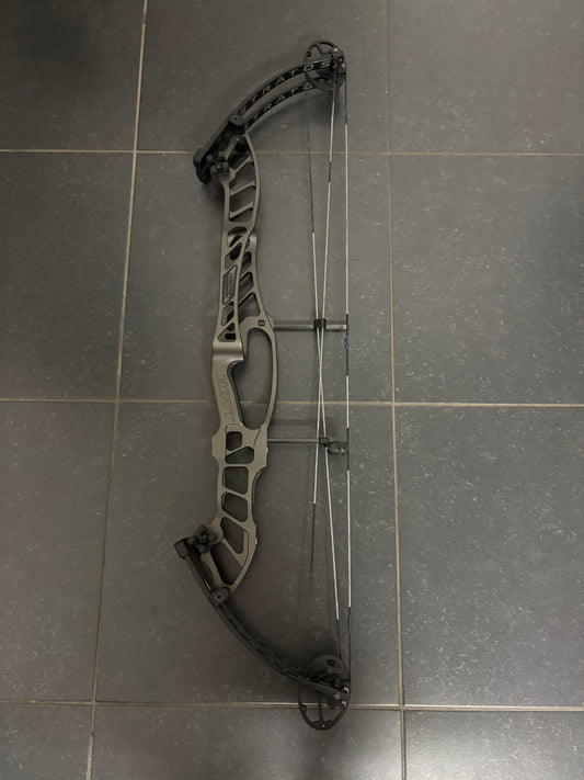 Hoyt Stratos 40 Compound Bow RH Slate SVX #3 50-60 lbs - Used