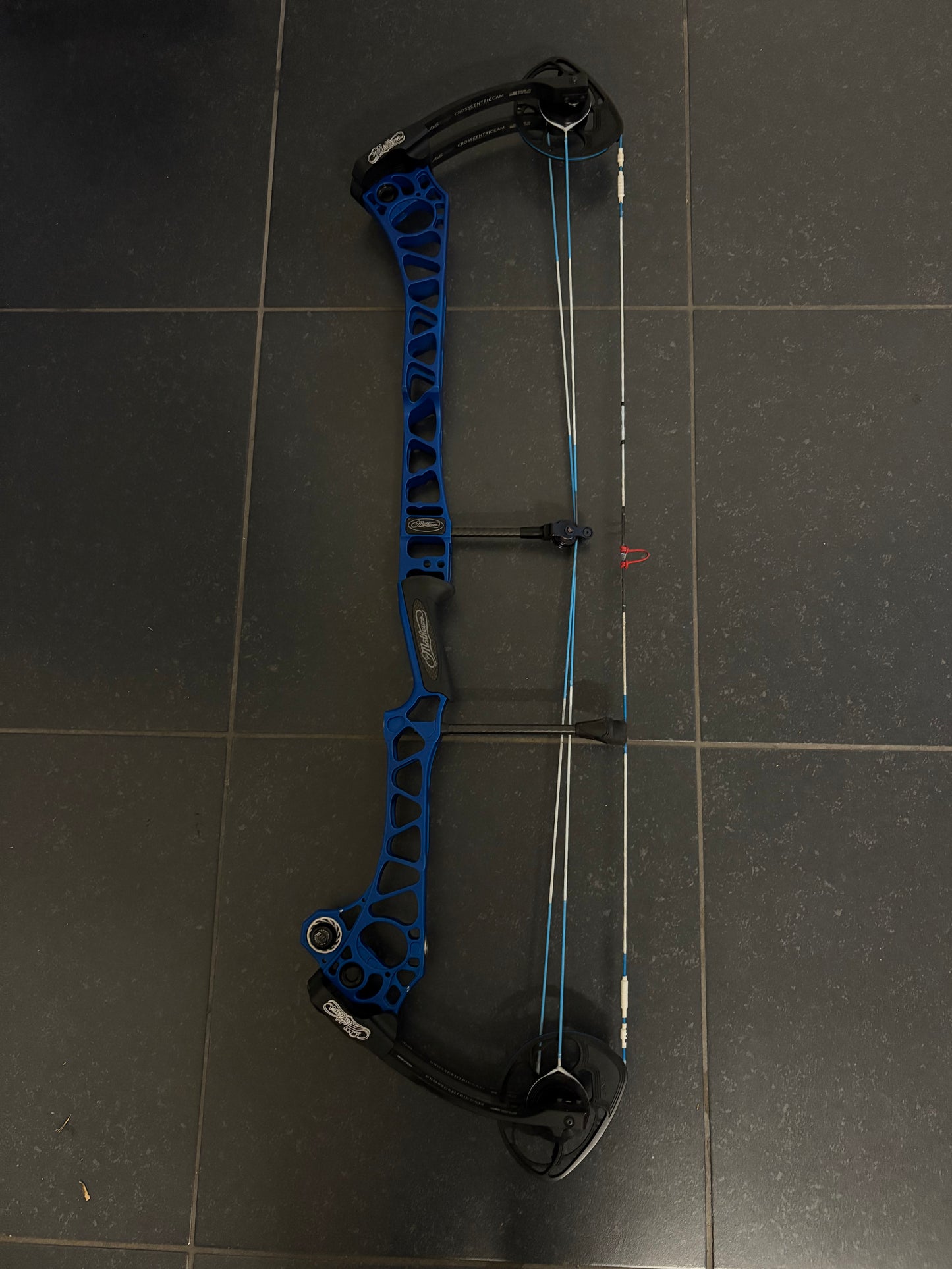 Mathews TRX 38 G2 Compound Bow RH Blue 50-60 lbs - Used