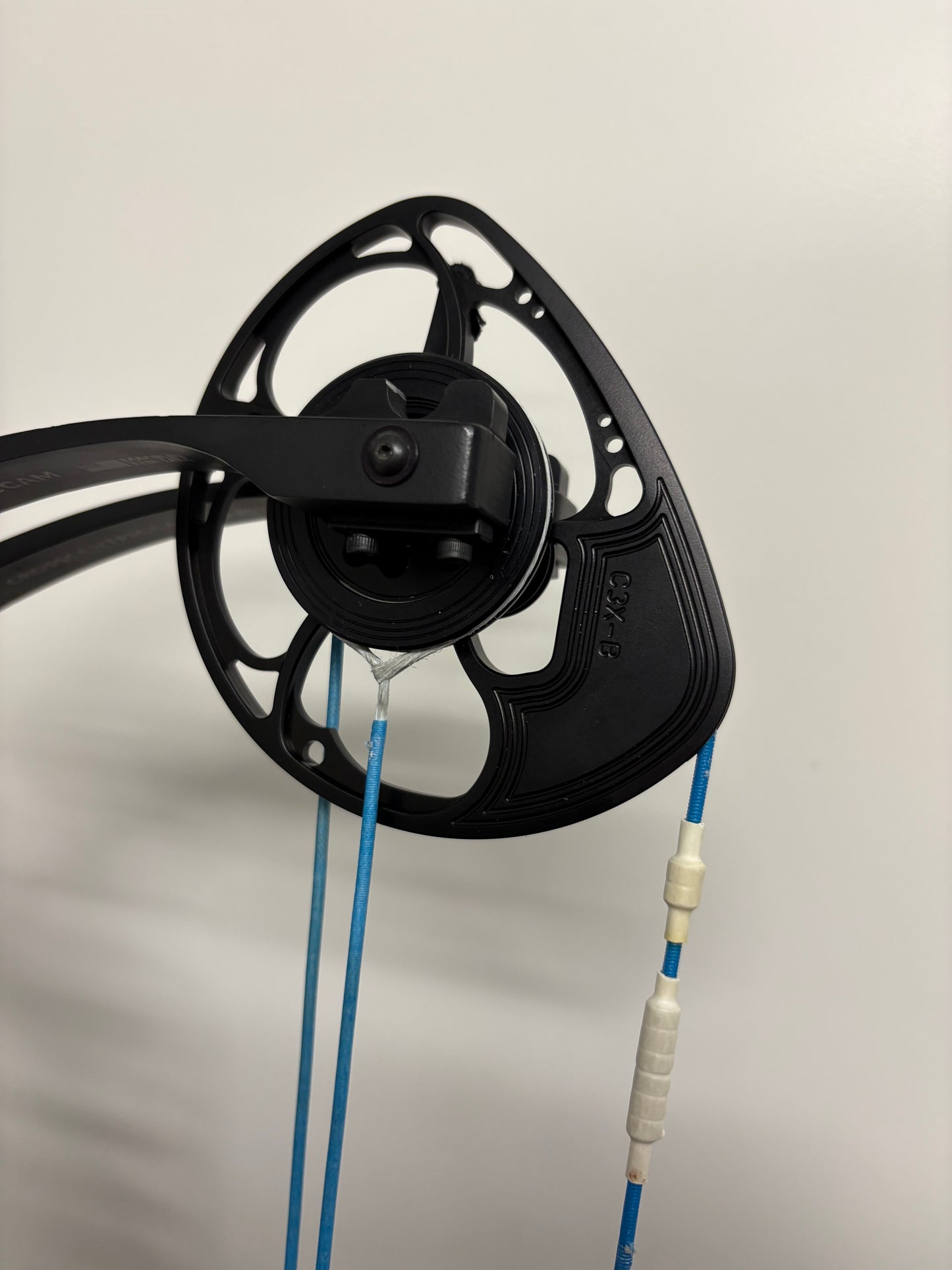 Mathews TRX 38 G2 Compound Bow RH Blue 50-60 lbs - Used