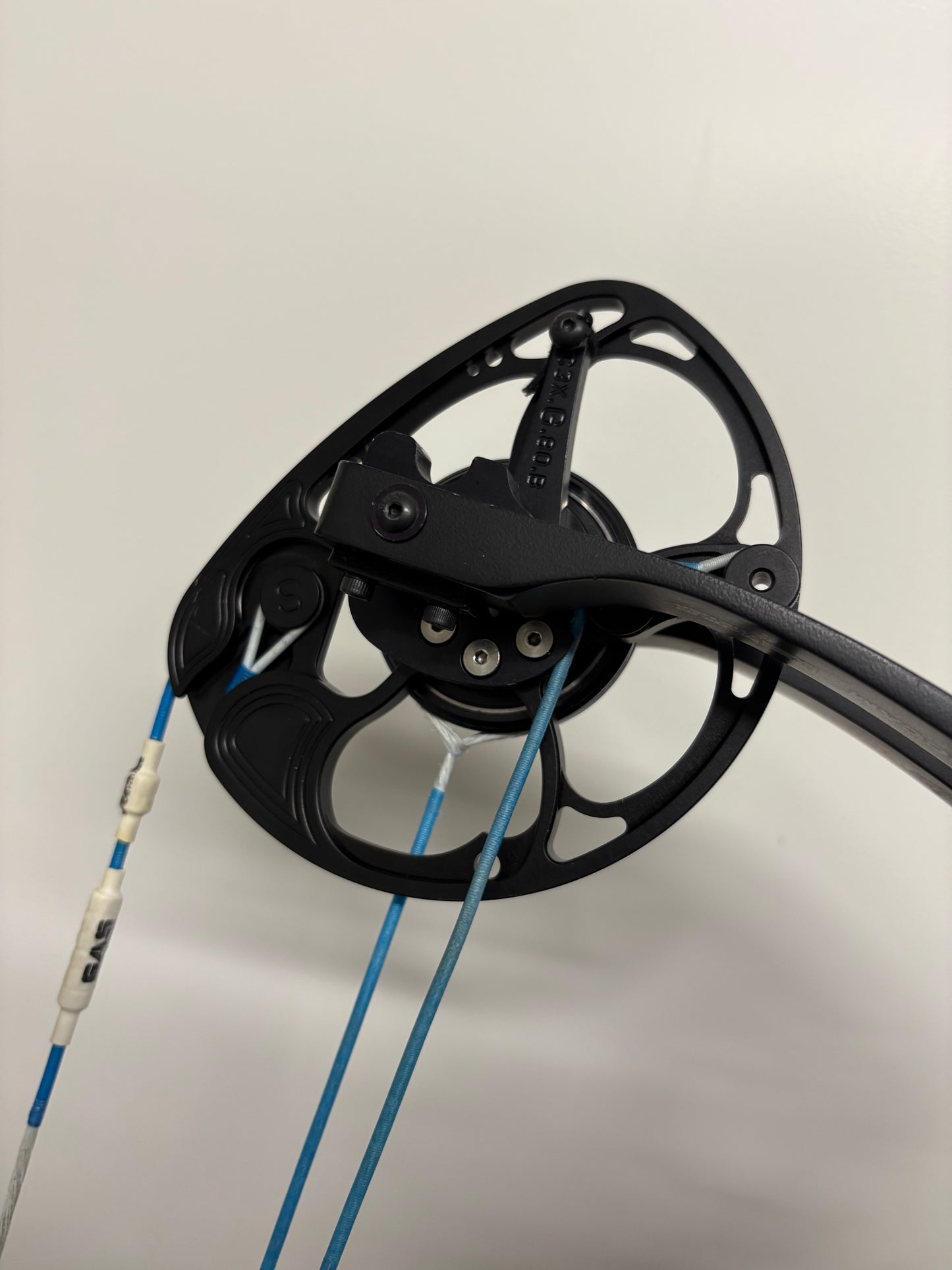Mathews TRX 38 G2 Compound Bow RH Blue 50-60 lbs - Used