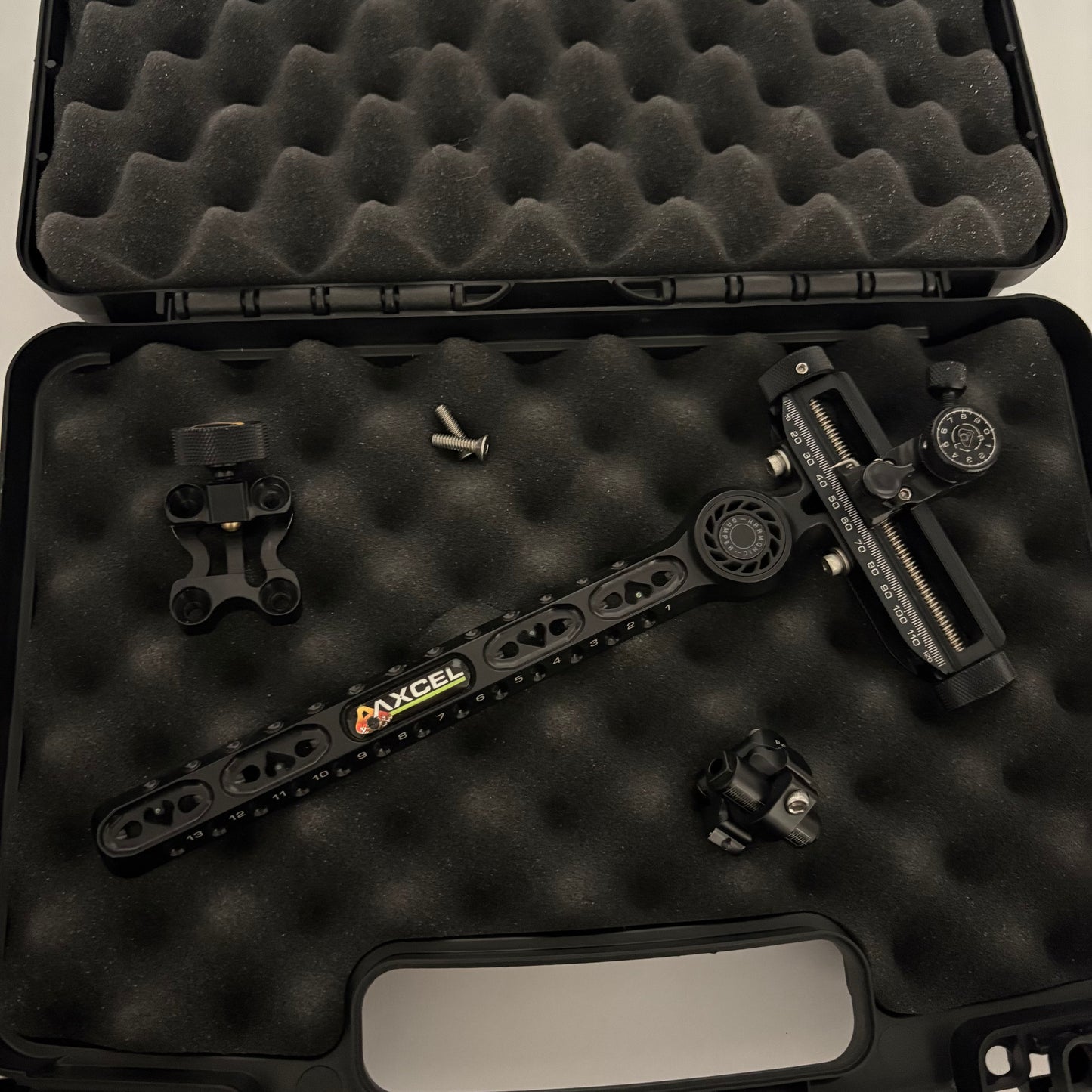 Axcel AX3000 Compound Sight RH Black 9'' - Used (#OR9)