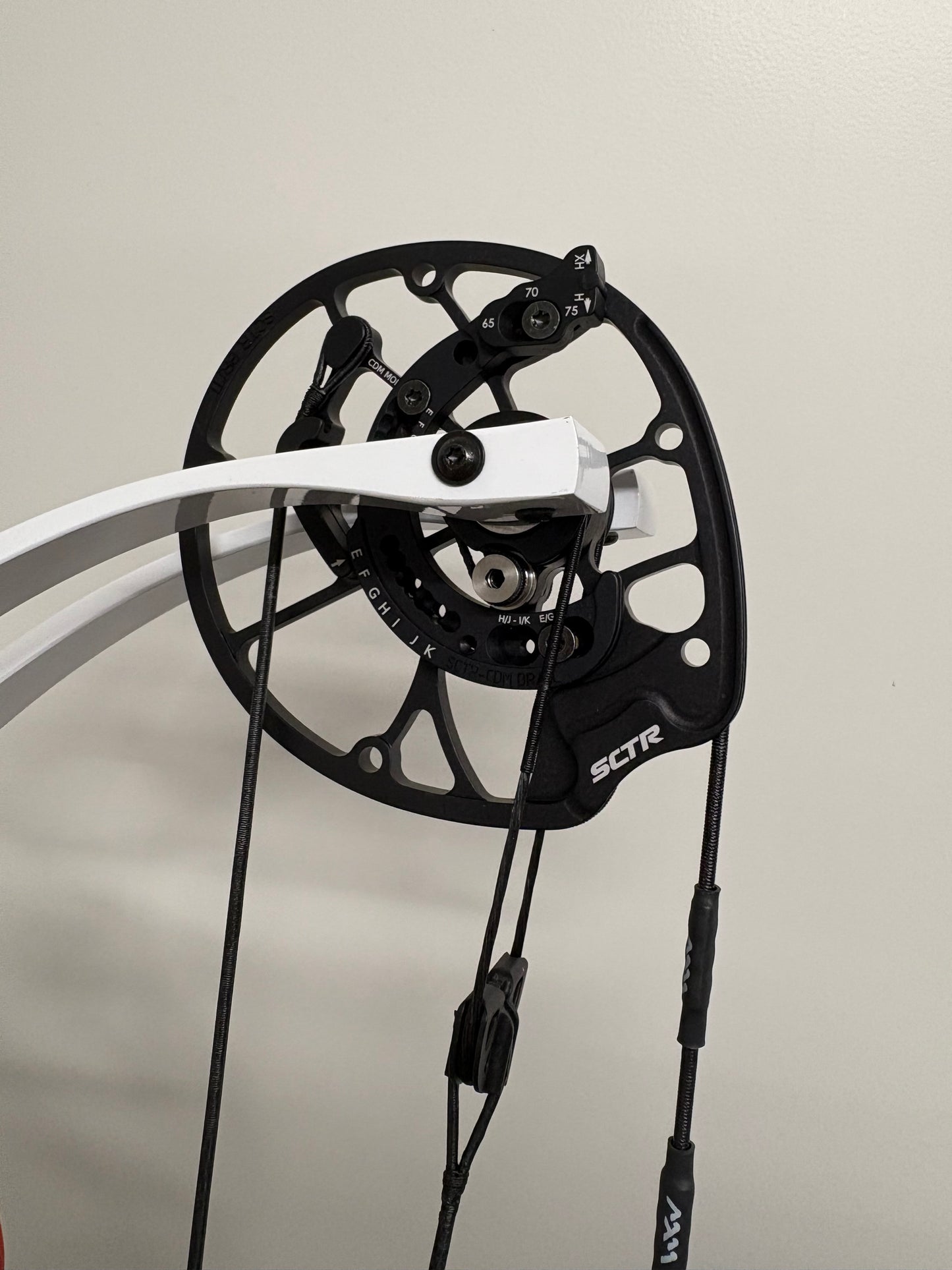 Hoyt Concept X 37 Compound Bow LH Red Flare 50-60 lbs White Limbs - NEW