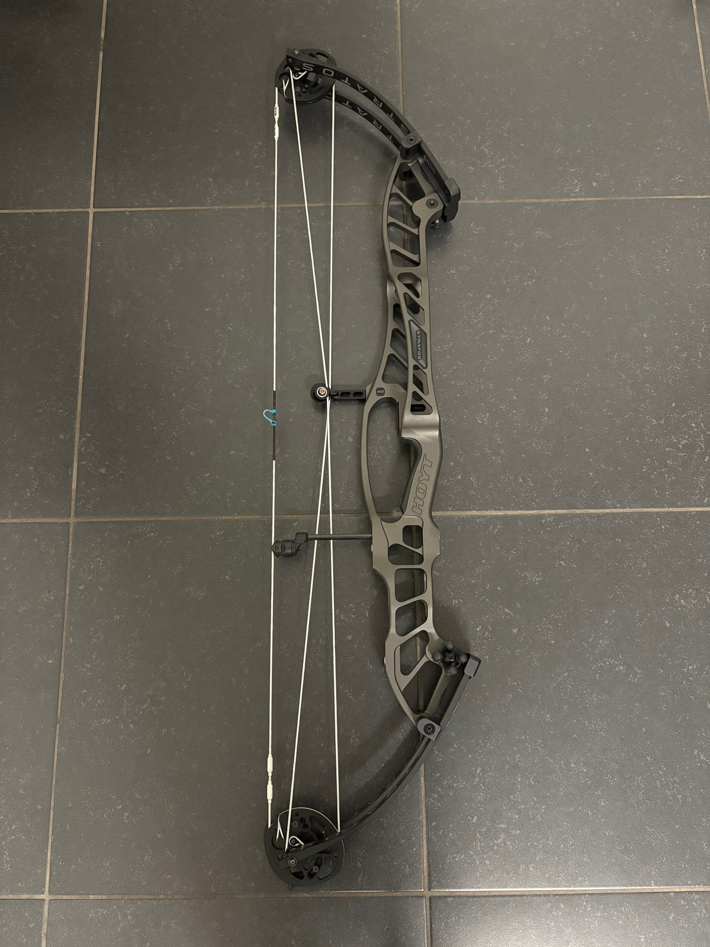 Hoyt Stratos 40 Compound Bow LH Slate HBT #1 50-60 lbs - Show Model