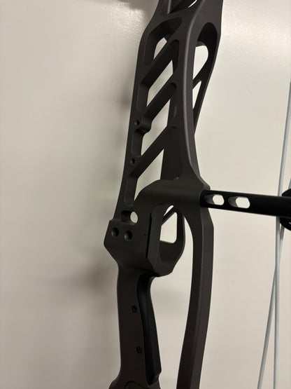 Hoyt Stratos 40 Compound Bow LH Slate HBT #1 50-60 lbs - Show Model