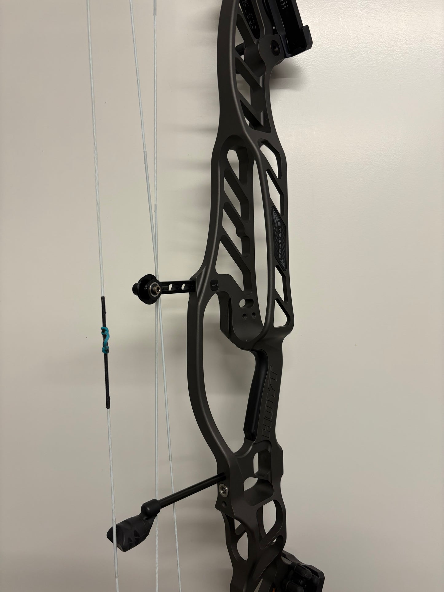 Hoyt Stratos 40 Compound Bow LH Slate HBT #1 50-60 lbs - Show Model