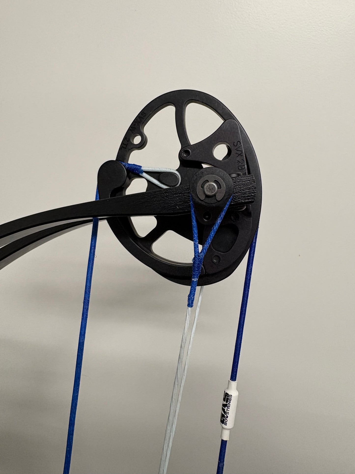 Hoyt Stratos 40 Compound Bow LH Cosmo Blue SVX #2 50-60 lbs GAS Bowstrings - NEW