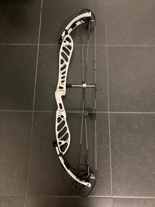 PSE Supra X 40 SE2 Compound Bow RH White 50-60 lbs - Used