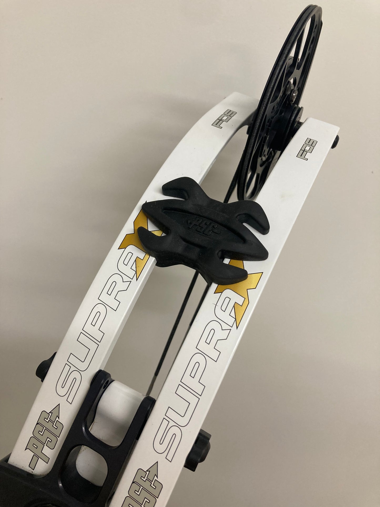PSE Supra X 40 SE2 Compound Bow RH White 50-60 lbs - Used