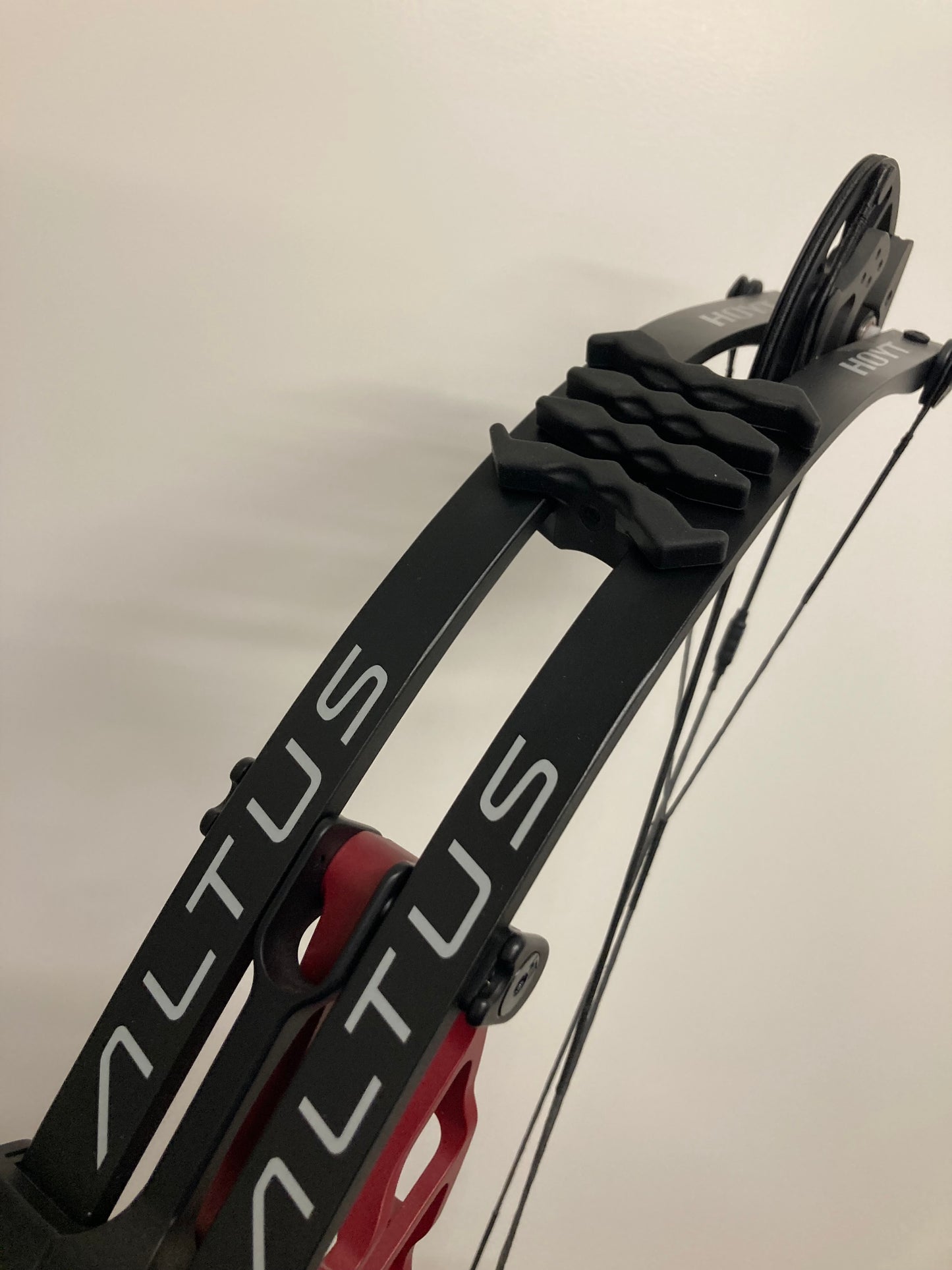 Hoyt Altus 38 Compound Bow LH Red DCX #3 Red 50-60 lbs - NEW