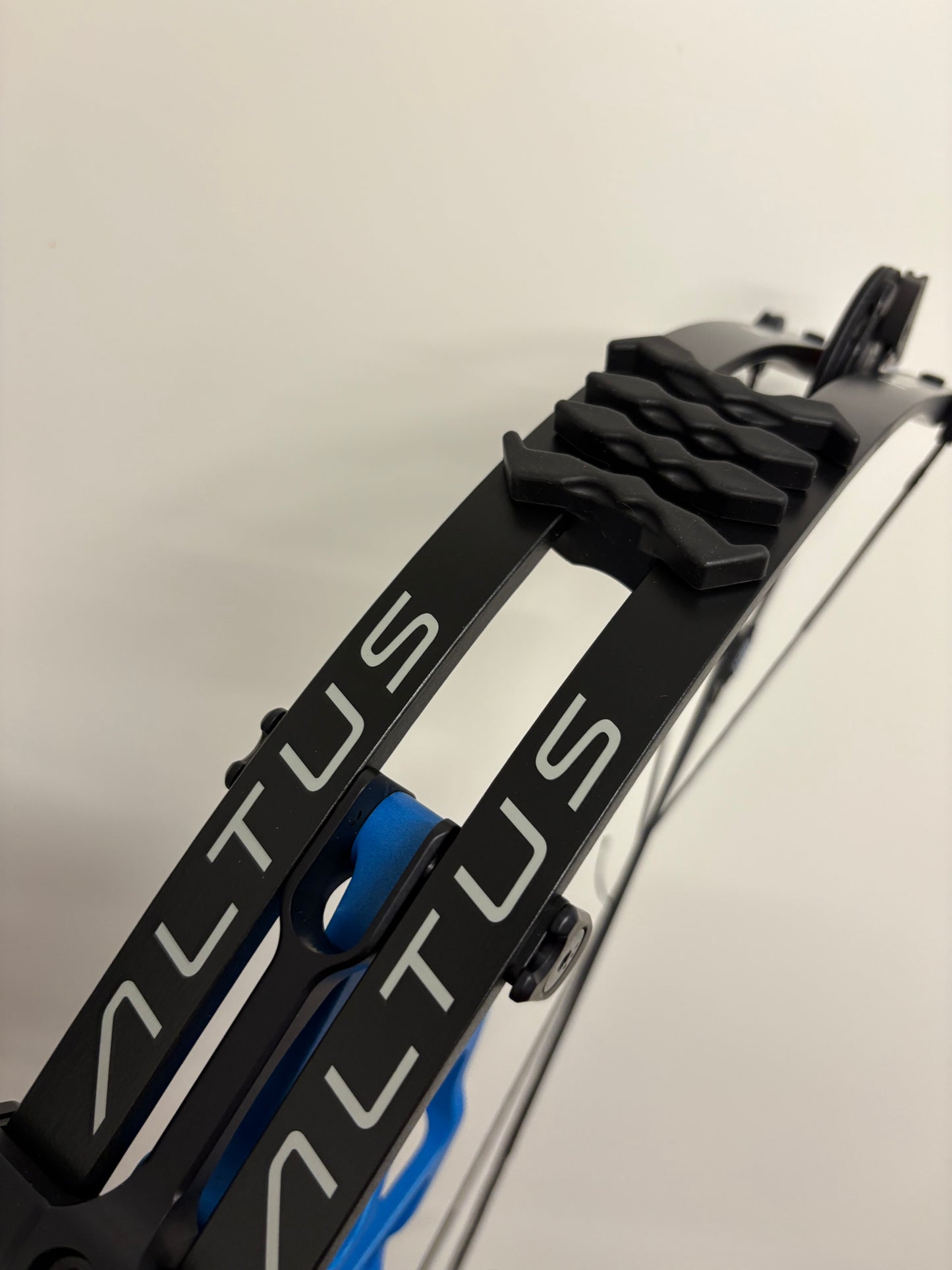 Hoyt Altus 38 Compound Bow LH Electric Blue DCX #1 50-60 lbs - NEW