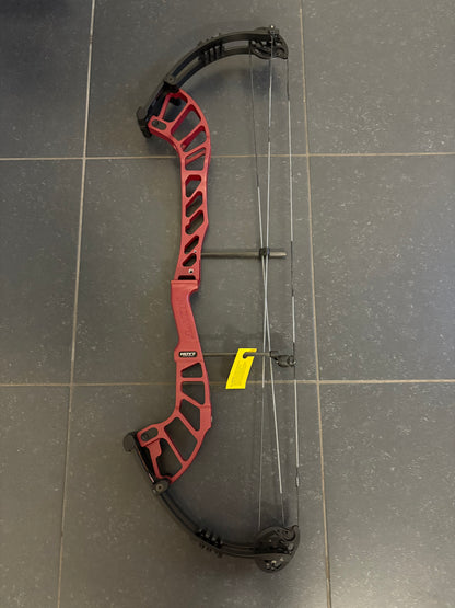 Hoyt Altus 38 Compound Bow RH Lava Red DCX #1 50-60 lbs - NEW
