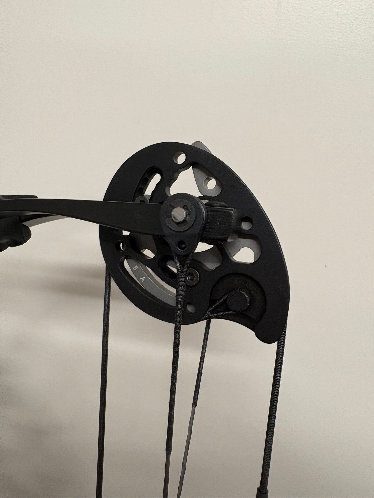 Hoyt Altus 38 Compound Bow RH Lava Red DCX #1 50-60 lbs - NEW