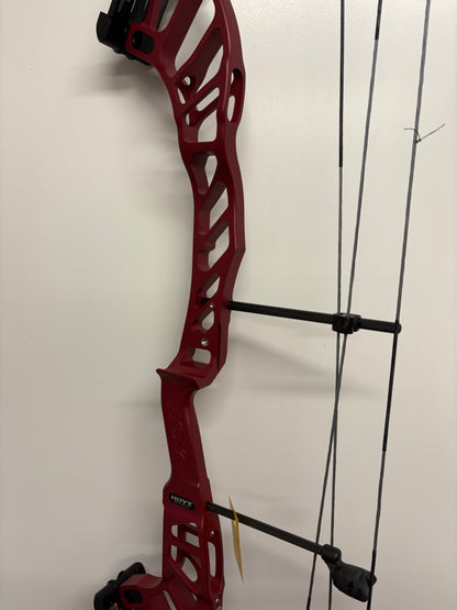 Hoyt Altus 38 Compound Bow RH Lava Red DCX #1 50-60 lbs - NEW