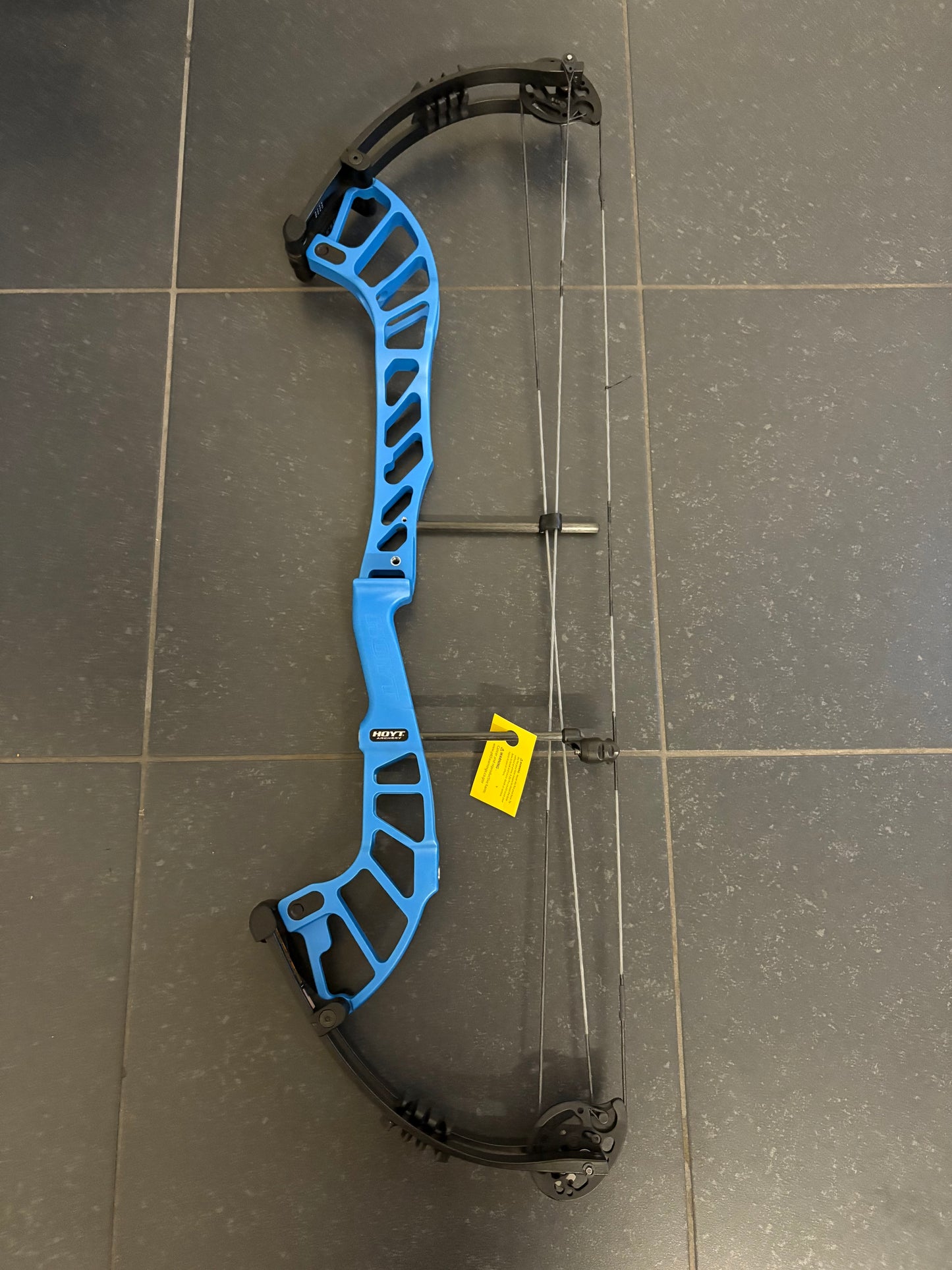 Hoyt Altus 38 Compound Bow RH Electric Blue DCX #1 50-60 lbs - NEW