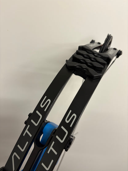 Hoyt Altus 38 Compound Bow RH Electric Blue DCX #1 50-60 lbs - NEW