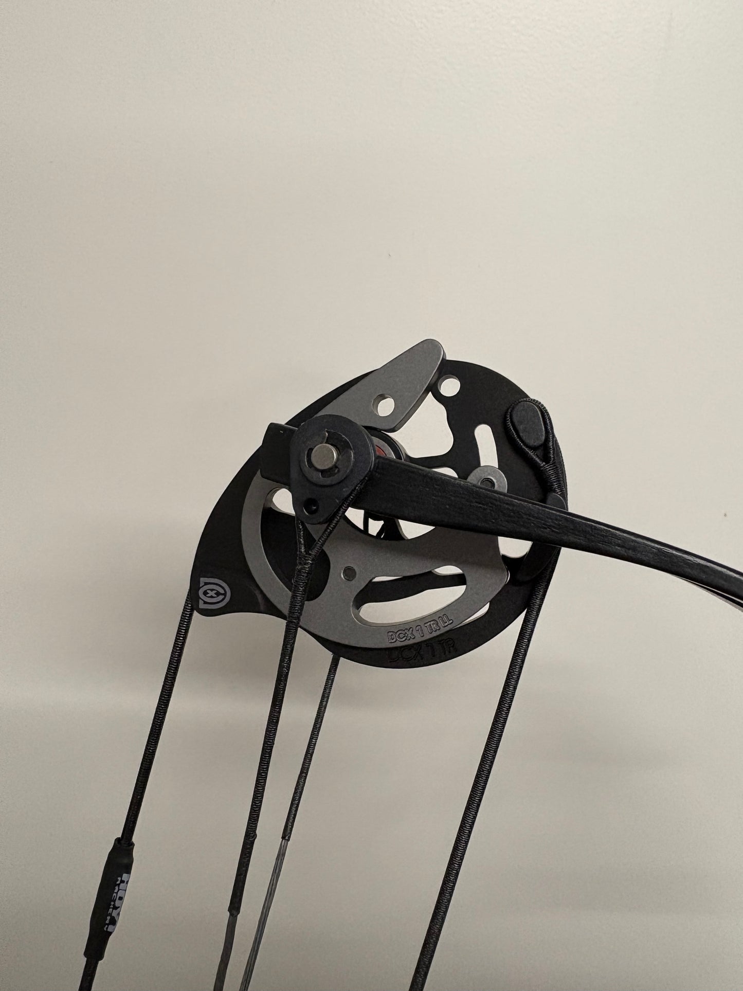 Hoyt Altus 38 Compound Bow RH Electric Blue DCX #1 50-60 lbs - NEW