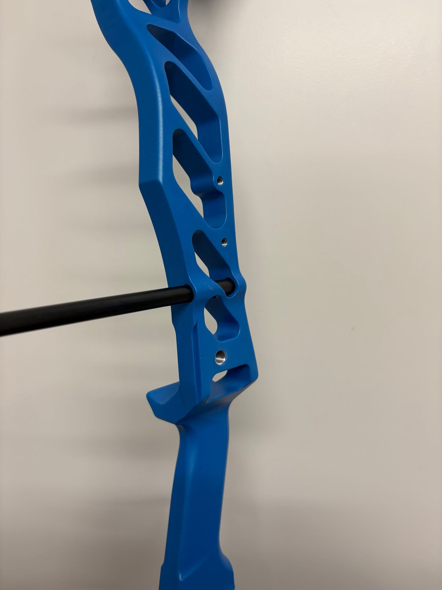 Hoyt Altus 38 Compound Bow RH Electric Blue DCX #1 50-60 lbs - NEW