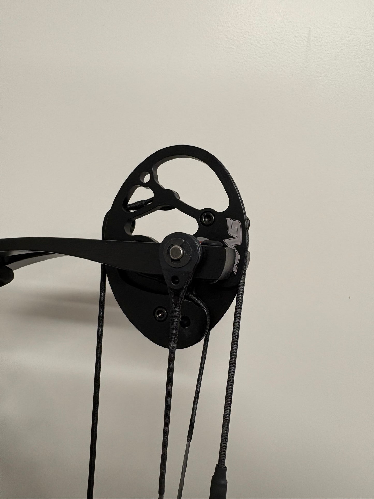 Hoyt Altus 38 Compound Bow RH Lightning White SVX #1 50-60 lbs - NEW