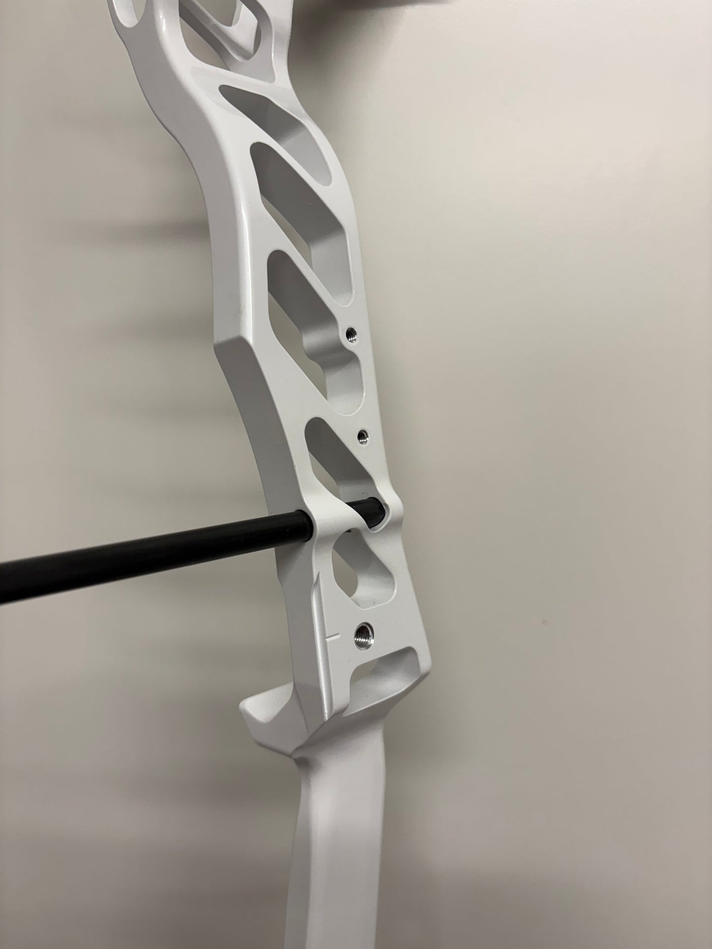 Hoyt Altus 38 Compound Bow RH Lightning White SVX #1 50-60 lbs - NEW