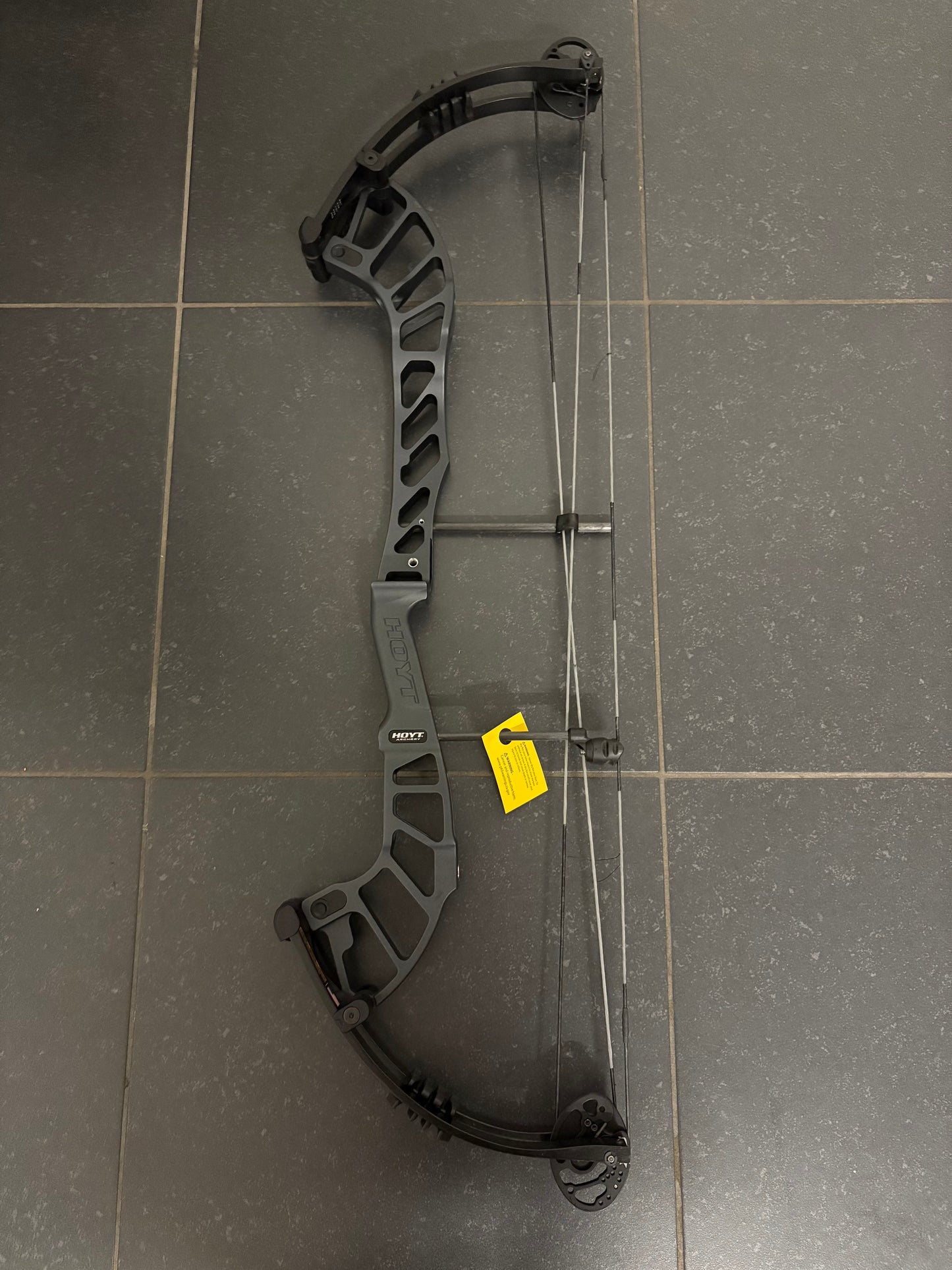 Hoyt Altus 38 Compound Bow RH Pitch Black SVX #1 50-60 lbs - NEW