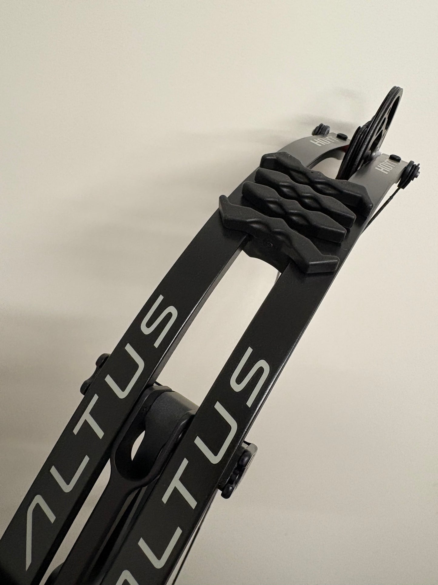 Hoyt Altus 38 Compound Bow RH Pitch Black SVX #1 50-60 lbs - NEW