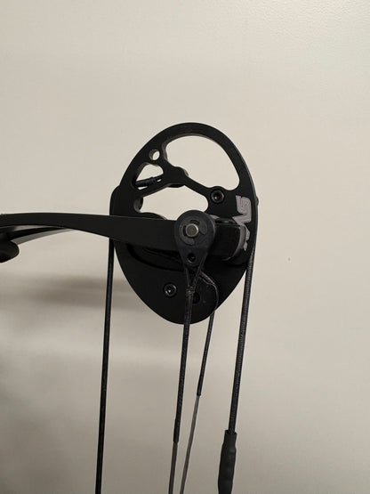 Hoyt Altus 38 Compound Bow RH Pitch Black SVX #1 50-60 lbs - NEW