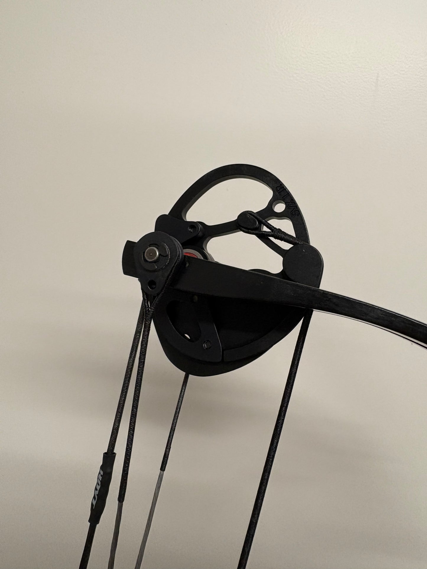 Hoyt Altus 38 Compound Bow RH Pitch Black SVX #1 50-60 lbs - NEW