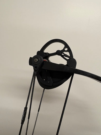 Hoyt Altus 38 Compound Bow RH Pitch Black SVX #1 50-60 lbs - NEW