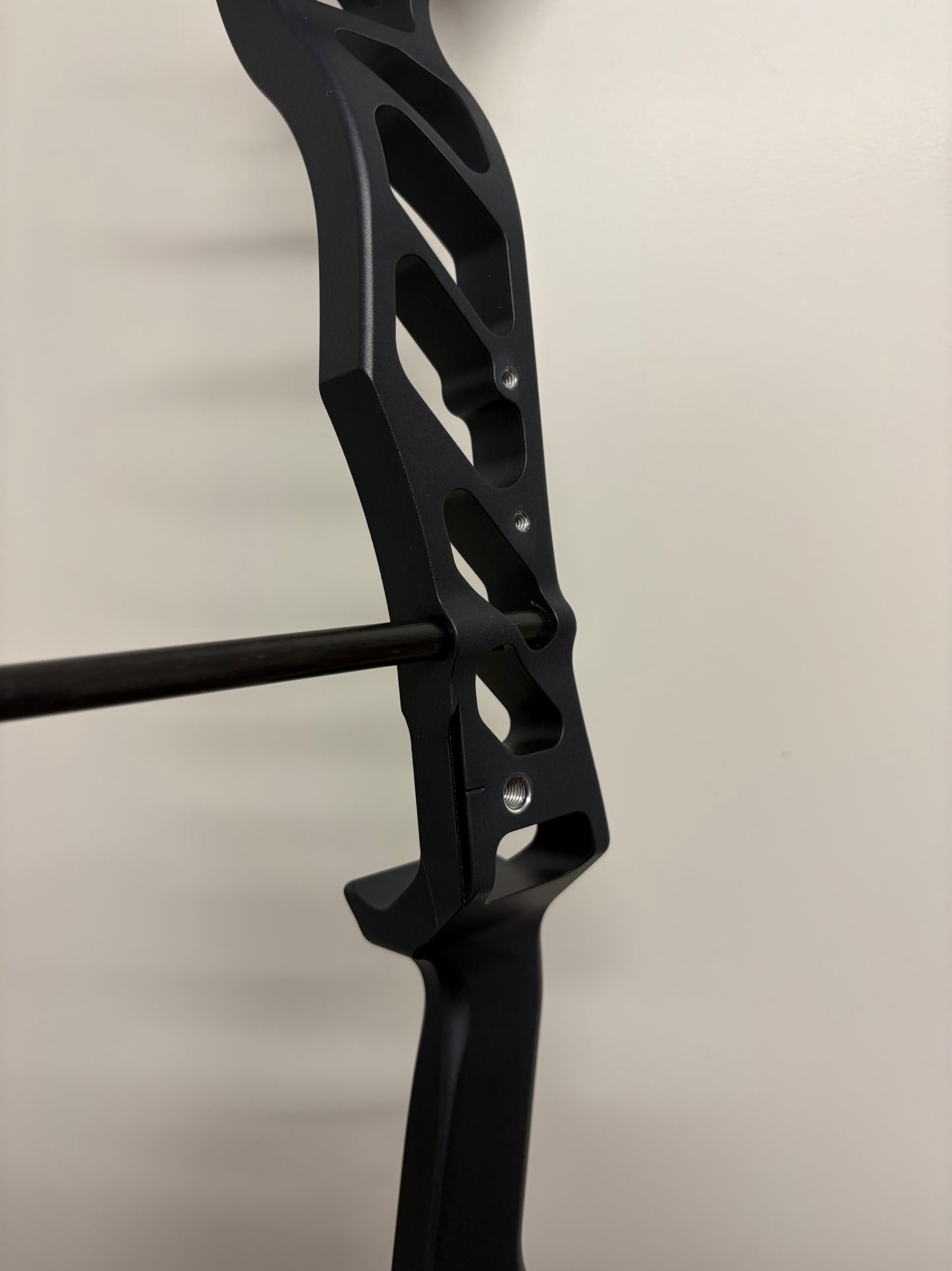 Hoyt Altus 38 Compound Bow RH Pitch Black SVX #1 50-60 lbs - NEW