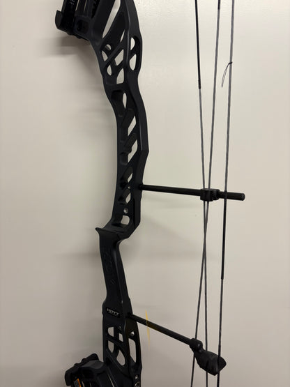 Hoyt Altus 38 Compound Bow RH Pitch Black SVX #1 50-60 lbs - NEW