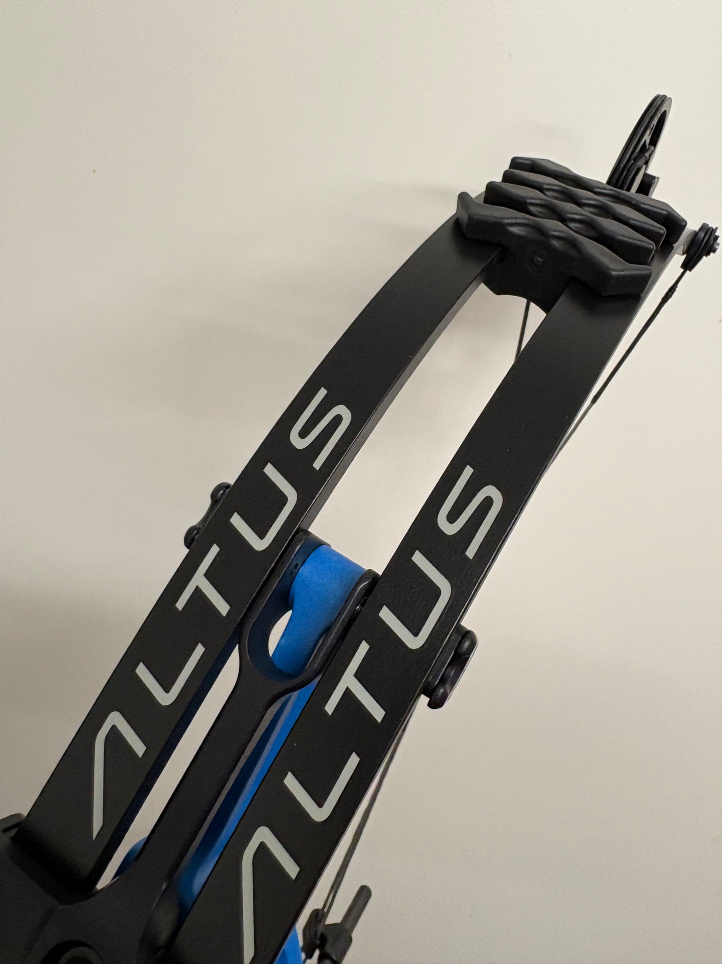 Hoyt Altus 38 Compound Bow LH Electric Blue SVX #1 40-50 lbs - NEW