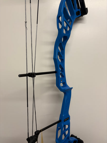 Hoyt Altus 38 Compound Bow LH Electric Blue SVX #1 40-50 lbs - NEW