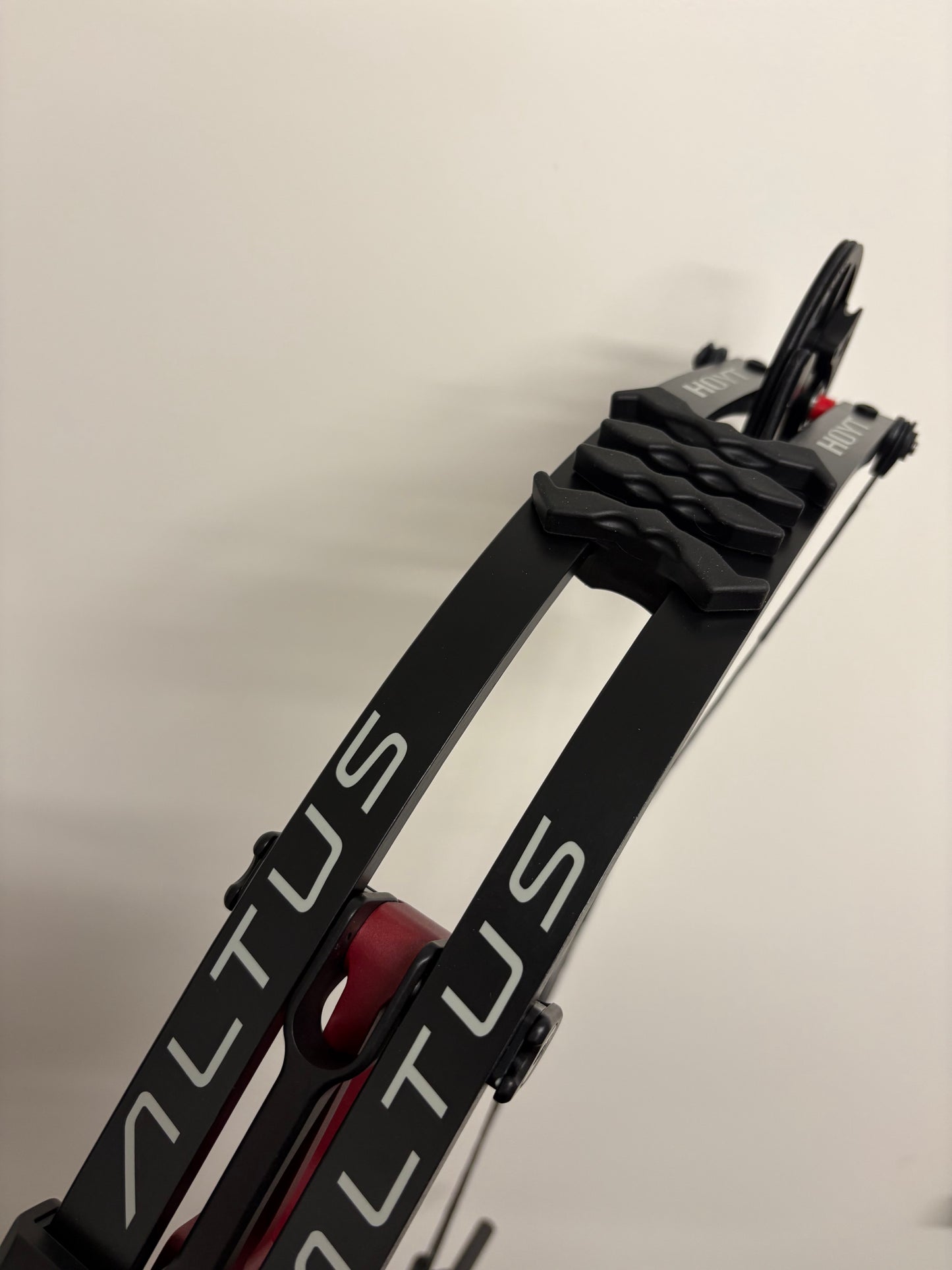 Hoyt Altus 38 Compound Bow LH Lava Red SVX #2 40-50 lbs - NEW