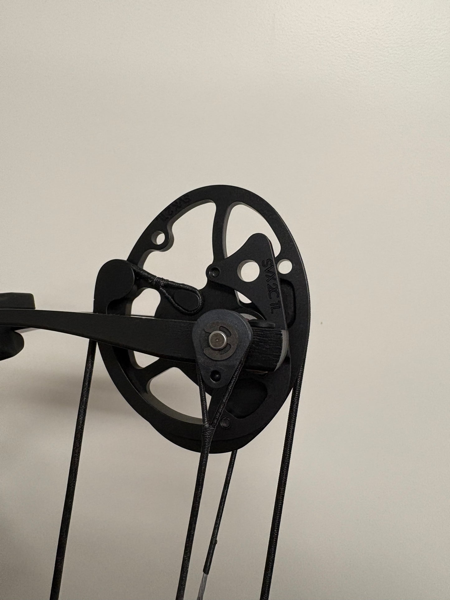 Hoyt Altus 38 Compound Bow LH Lava Red SVX #2 40-50 lbs - NEW