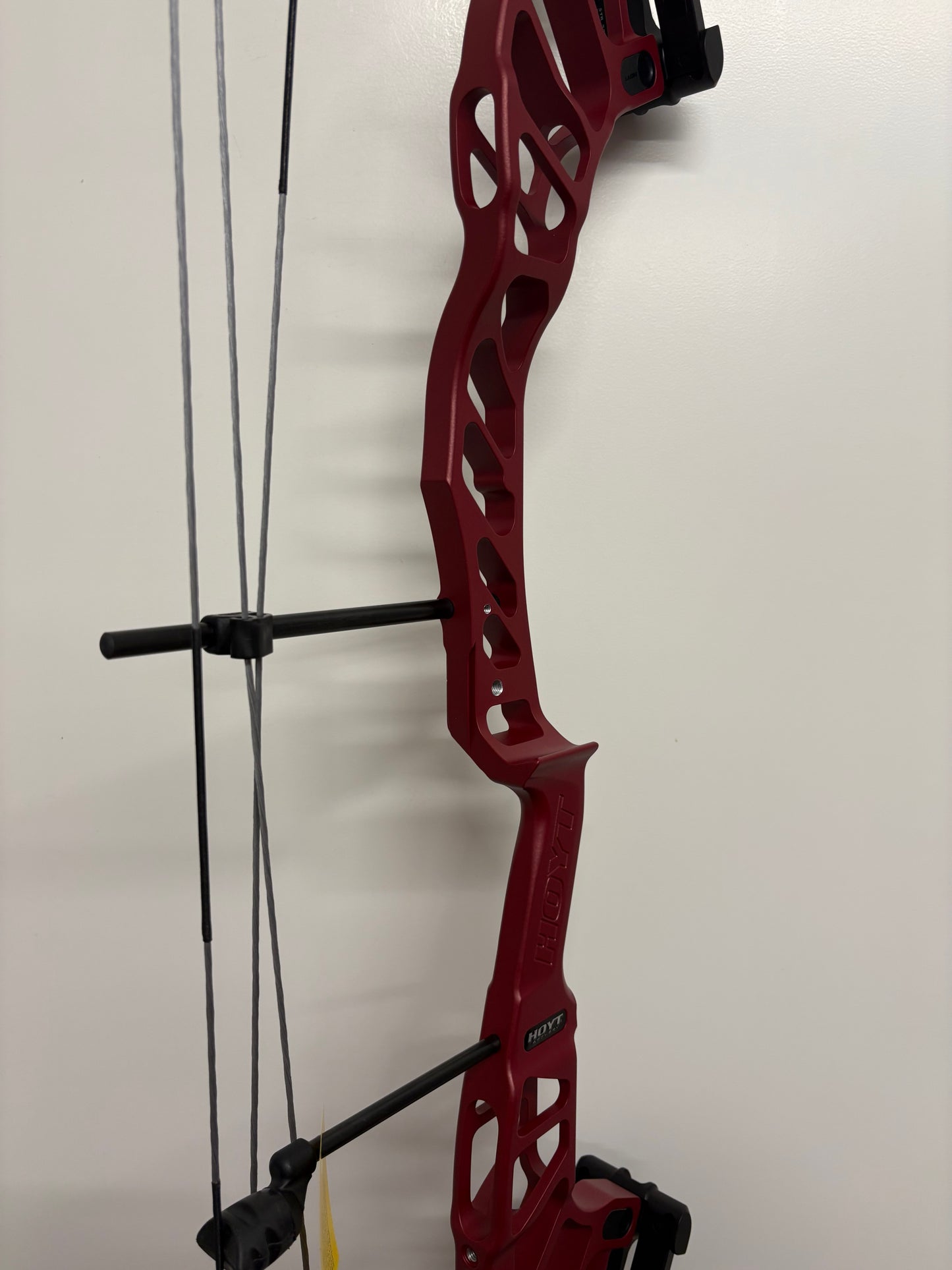 Hoyt Altus 38 Compound Bow LH Lava Red SVX #2 40-50 lbs - NEW