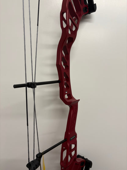 Hoyt Altus 38 Compound Bow LH Lava Red SVX #2 40-50 lbs - NEW
