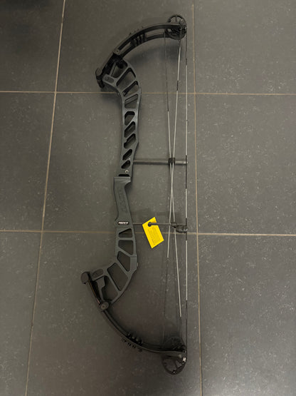 Hoyt Altus 38 Compound Bow RH Pitch Black SVX #2 50-60 lbs - NEW