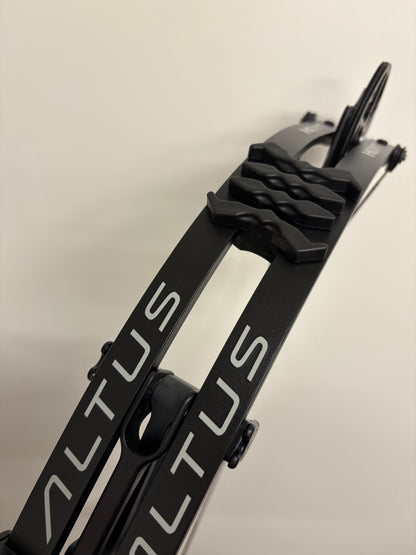 Hoyt Altus 38 Compound Bow RH Pitch Black SVX #2 50-60 lbs - NEW