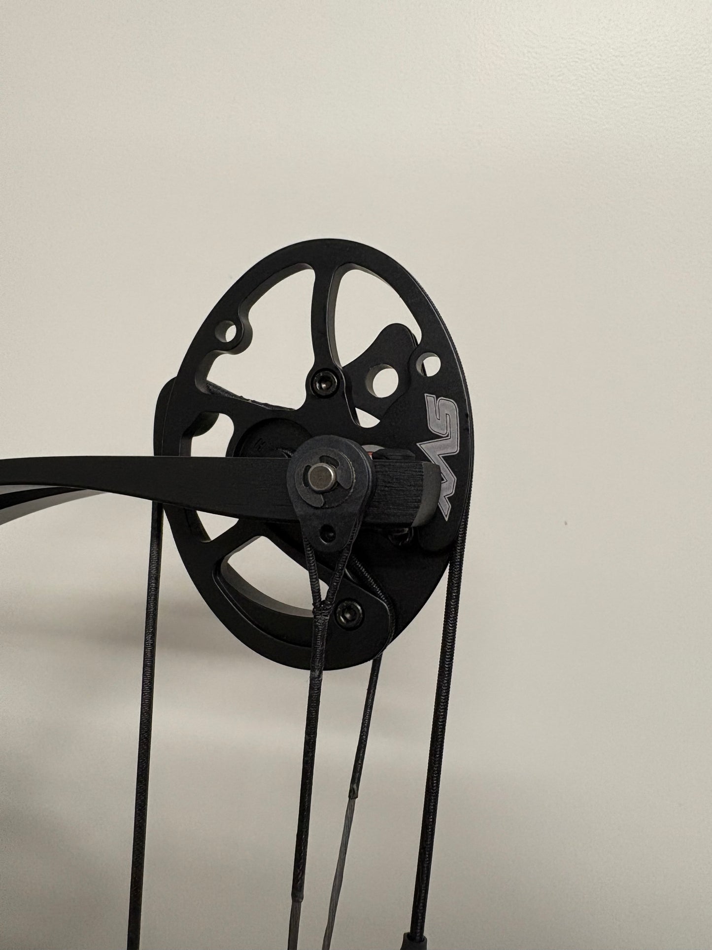 Hoyt Altus 38 Compound Bow RH Pitch Black SVX #2 50-60 lbs - NEW