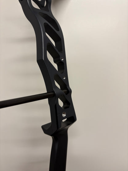 Hoyt Altus 38 Compound Bow RH Pitch Black SVX #2 50-60 lbs - NEW