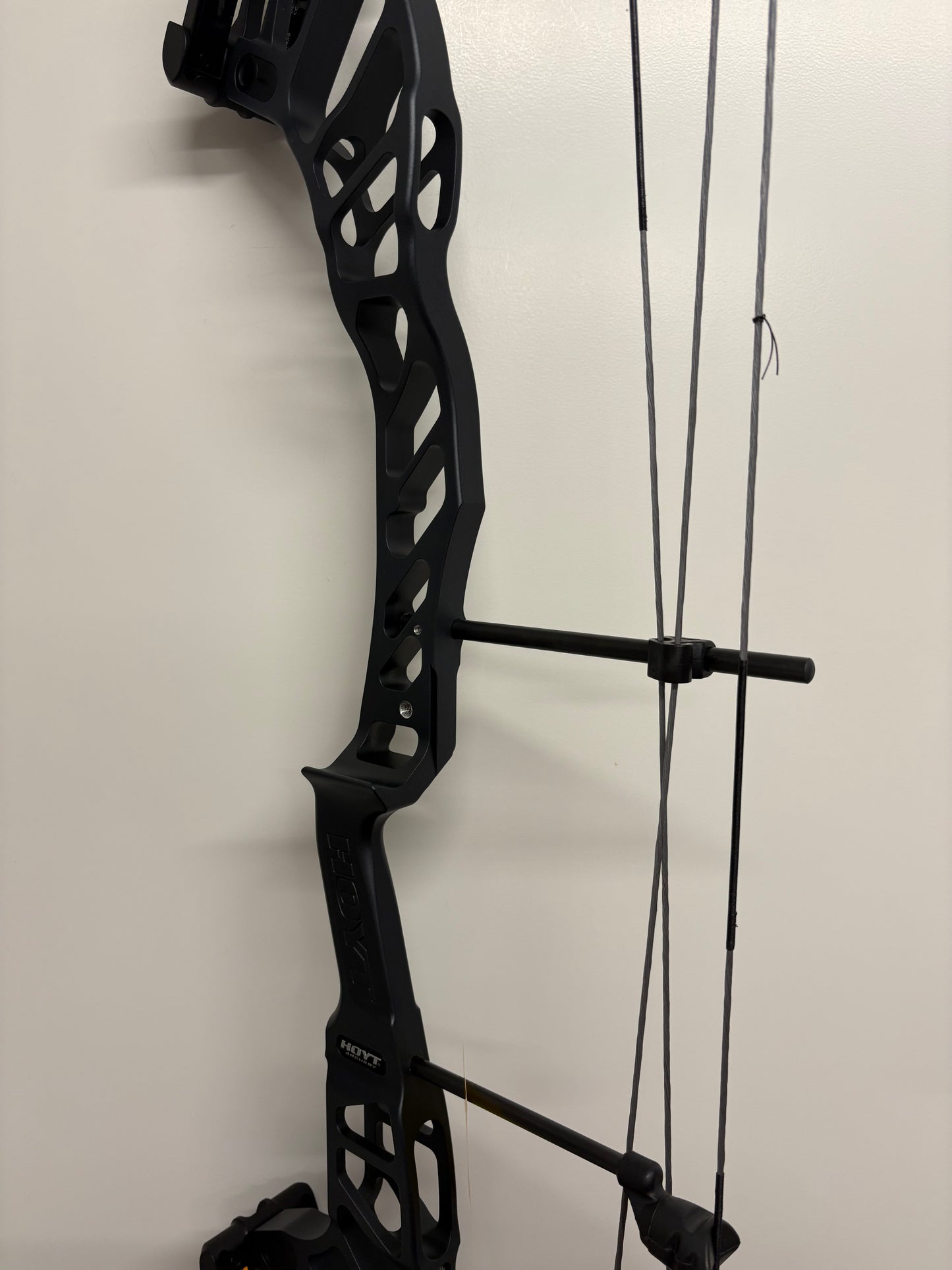 Hoyt Altus 38 Compound Bow RH Pitch Black SVX #2 50-60 lbs - NEW