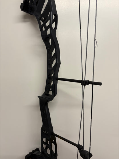 Hoyt Altus 38 Compound Bow RH Pitch Black SVX #2 50-60 lbs - NEW