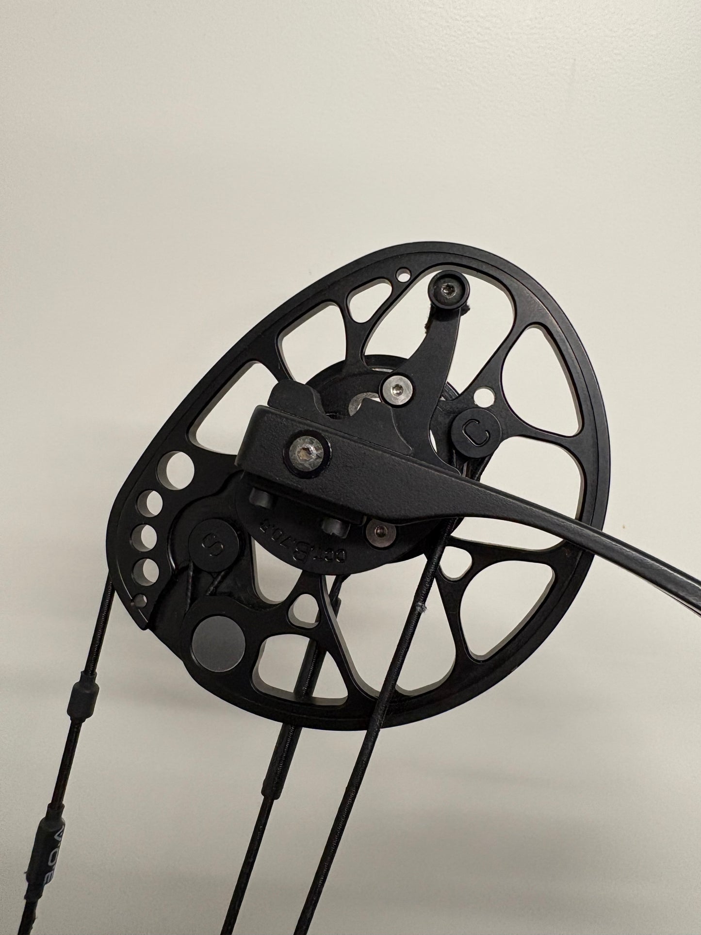 Mathews TRX 38 Compound Bow RH Black 50-60 lbs - Used