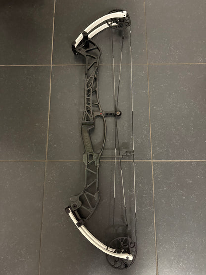 Hoyt Concept X 40 Compound Bow RH Skeeter 50-60 lbs White Limbs - Used (1.1)