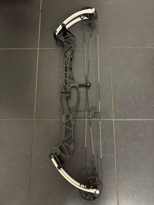 Hoyt Concept X 40 Compound Bow RH Skeeter 50-60 lbs White Limbs - Used (1.1)