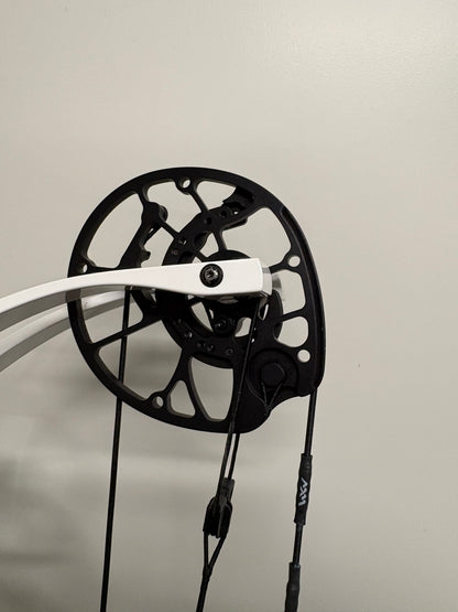 Hoyt Concept X 40 Compound Bow RH Skeeter 50-60 lbs White Limbs - Used (1.1)