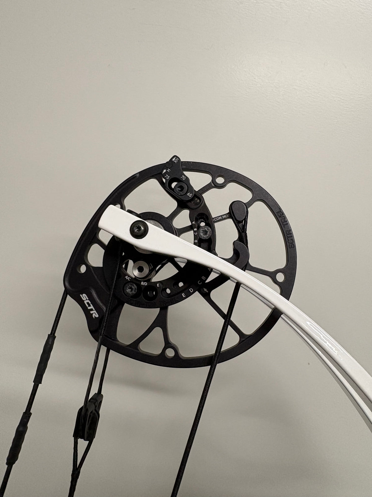 Hoyt Concept X 40 Compound Bow RH Skeeter 50-60 lbs White Limbs - Used (1.1)